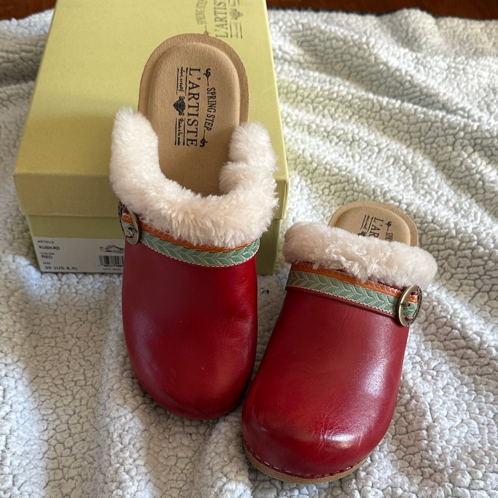 L'ATISTE Red Clogs with Faux Fur Trim